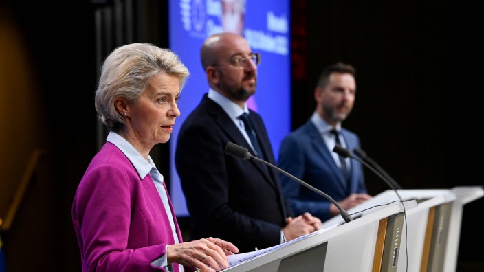 EU: Ursula von der Leyen und Charles Michel bei einer Pressekonferenz