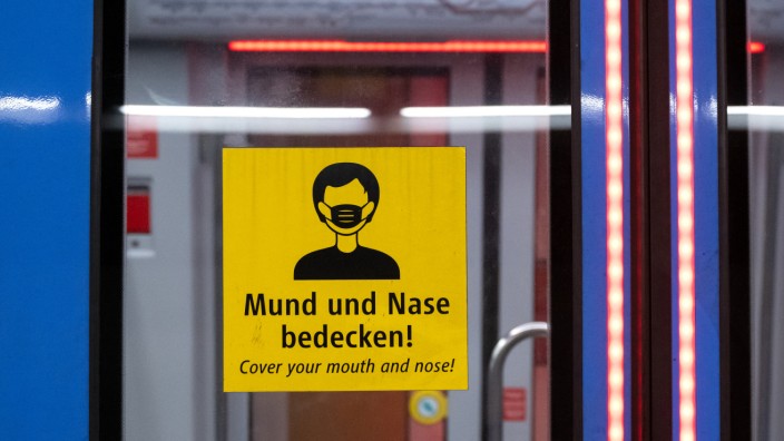 Corona-Regeln: Noch ist das Tragen einer Maske im öffentlichen Nahverkehr in Bayern geboten. Doch bald könnte sich das ändern.