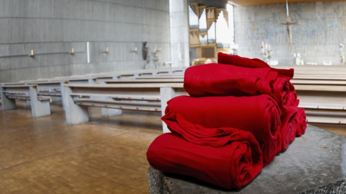 Energiekrise: In einer bayerischen Kirche liegen bereits Decken für die Gläubigen bereit.