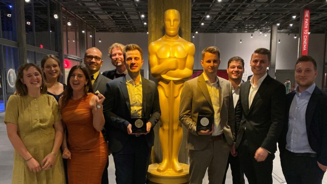 Student Academy Awards in Los Angeles: Strahlende Gewinner aus München: Nils Keller (links neben der Oscar-Statue), Welf Reinhart (rechts neben der Statue) und ihre Teams nach der Preisverleihung in Los Angeles.