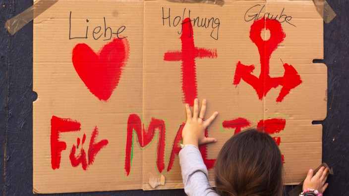 Münster: Ein junges Mädchen gedenkt Malte C. mit einem Schild