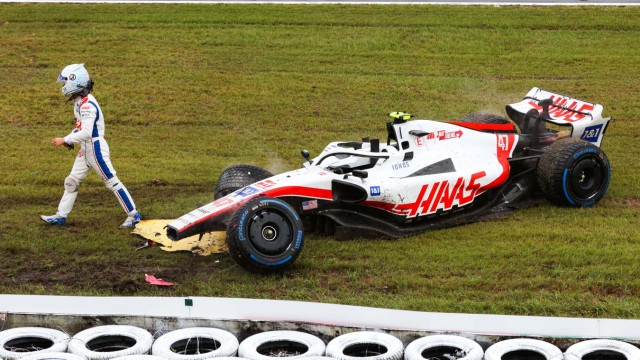 Formel 1: Kein ungewohntes Bild dieser Saison: Schumacher verlässt in Suzuka nach einem Unfall sein Auto.