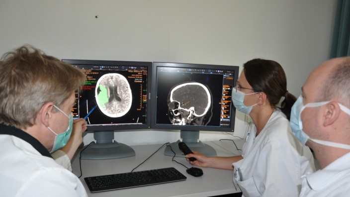 Gesundheit: Anna Bayer-Karpinska (hinten rechts), leitende Ärztin der Neurologie im Klinikum Fürstenfeldbruck, mit den radiologischen Kollegen Armin Huber (links) und Oliver Glücks vor den Monitoren.