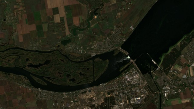 Ukraine: Der Kachowka-Damm und der Fluss Dnjepr - etwa 50 Kilometer flussabwärts liegt die Stadt Cherson.