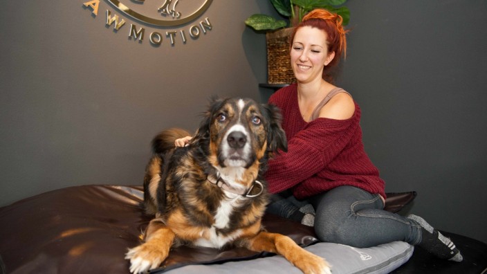 Physiotherapie für Tiere: Therapeutin Ramona Stadler mit ihrem Schäferhundmischling Balou.