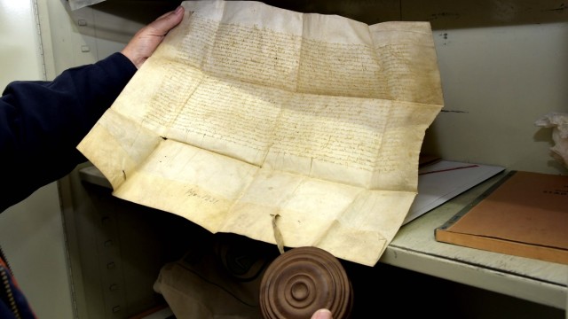 Lokale Geschichte: Manche Dinge sind wertvoll und einzigartig, wie diese Urkunde von 1331, die die Marktrechte Dorfens verbrieft.