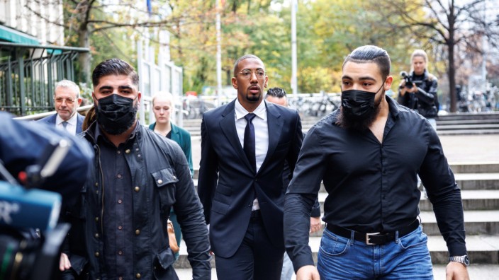Berufungsprozess im Fall Boateng: Vor zwei Wochen kam Jérôme Boateng mit Bodyguards zum Berufungsprozess.