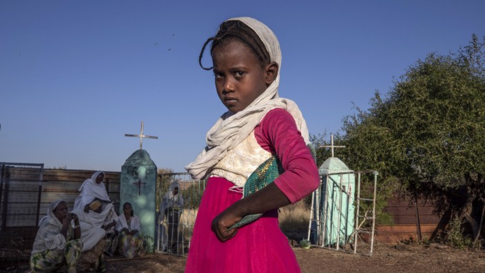 Horn von Afrika: Ein geflüchtetes Mädchen aus Tigray, das im Sudan Zuflucht gefunden hat und die Sonntagsmesse nahe ihres Lagers Umm Rakouba verlässt.