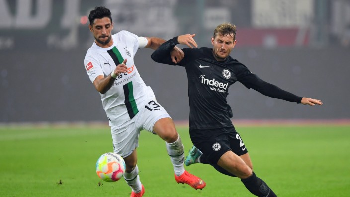 Eintracht Frankfurt: Der in die Startelf zurückgekehrte Lars Stindl (links) leitete mit seinem Fehlpass die Niederlage gegen Christopher Lenz und Eintracht Frankfurt ein.