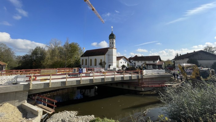 Forschungsprojekt: Die Brücke über die Isen bei Wörth ist fast fertig. An der Bundeswehr-Uni in München bekommt sie außerdem einen "digitalen Zwilling".