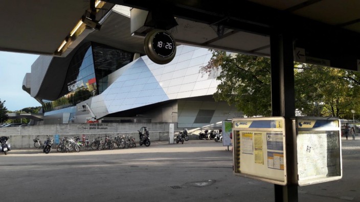 U-Bahn in München: Schwer abzulesen trotz Beleuchtung: die neue Digitaluhr am Südausgang des U-Bahnhofs Olympiazentrum, im Hintergrund die BMW-Welt.