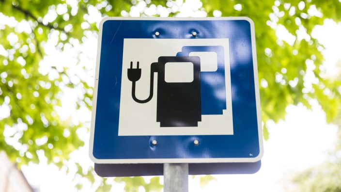 E-Autos: Schild für Ladestation für Elektroautos
