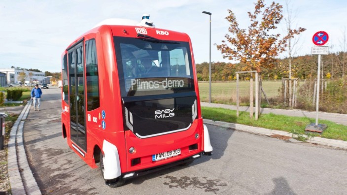 Mobilität im ländlichen Raum: Fahren ohne Fahrer: der autonome Shuttle-Bus, der bald durch Grafing kreisen soll, bei seiner ersten Präsentation im Gewerbegebiet Schammach.