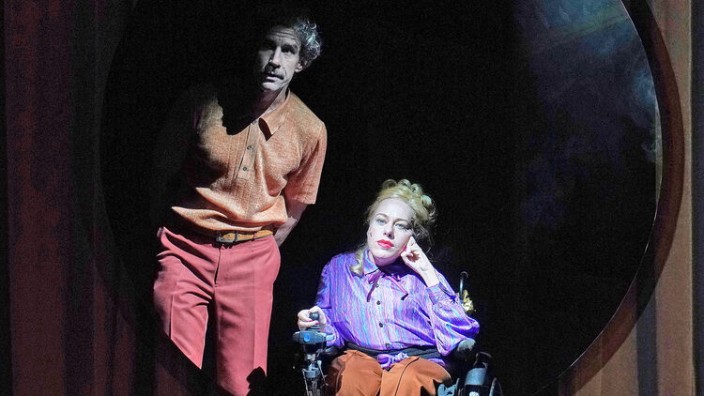 Theater: Bringen ihre eigenen Geschichten ein: Nicola Fritzen und Lucy Wilke in "Hungry Ghosts".