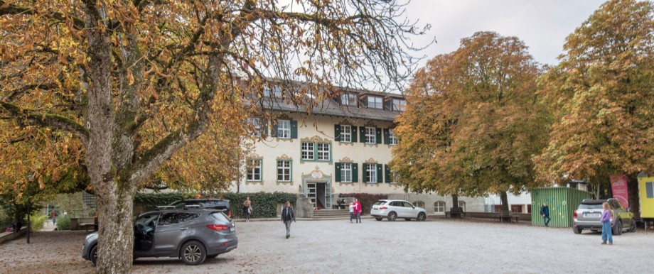 Landheim Schondorf: Das 1905 gegründete Landheim in Schondorf am Ammersee - hier das Haupthaus - wird bis 2025 umgebaut. Die Eliteschule erwartet durch die Rückkehr zum G9 einen Zuwachs an Schülern.