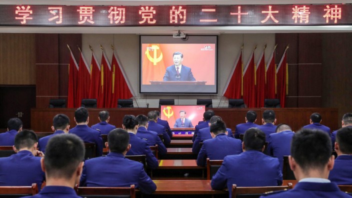 China: Menschen in China verfolgen Xi Jinpings Rede per Livestream.