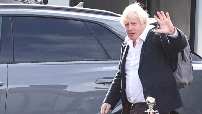 Großbritannien: Boris Johnson bei seiner Ankunft am Flughafen Gatwick. Nachdem Liz Truss zurückgetreten war, brach er sofort seinen Urlaub ab.