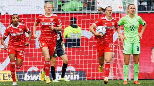 Frauen-Bundesliga: Schnell, schnell: Klara Bühl (2.v.r.) trägt den Ball nach ihrem Anschlusstreffer zum 1:2 für die Bayern zum Anstoßpunkt. Zum Ausgleich reichte es aber nicht mehr für die Bayern.