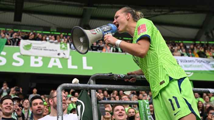 Frauen-Bundesliga: Wie heißt der Sieger im Spitzenspiel? Wolfsburgs Alexandra Popp erklärt es den VfL-Fans in voller Lautstärke.