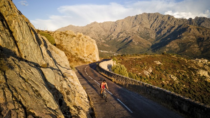 Korsika: Die kurvigen Bergstraßen auf Korsika sind besonders im Herbst und Frühling wenig befahren und dadurch ideal zum Rennradfahren.