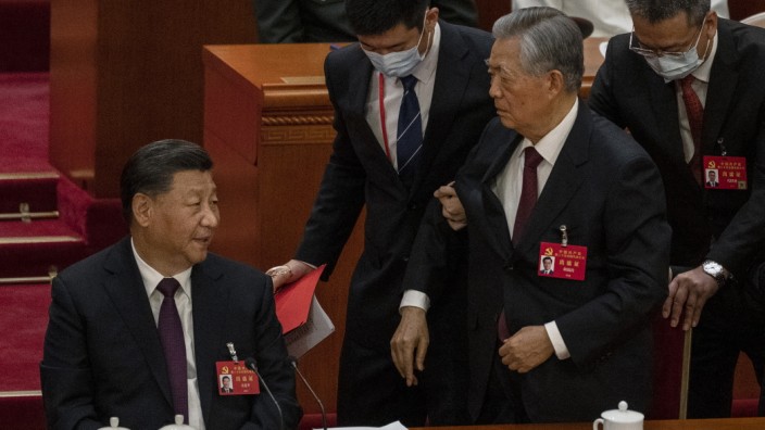 China: Angeblich hat er sich nicht wohl gefühlt, doch das glauben wenige: Der frühere chinesische Präsident Hu Jintao wird am 22. Oktober aus der "Großen Halle des Volkes" in Peking geführt, offensichtlich gegen seinen Willen.