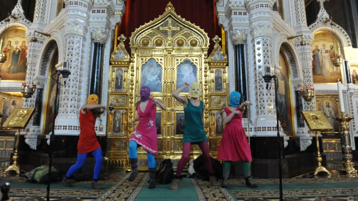 Attacken auf Kunstwerke: Auch Züge von Heroismus und Opferbereitschaft taucht bei Protesten gegen despotische Regime auf - wie bei Pussy Riot, hier im Februar 2012 in einer Kathedrale in Moskau.