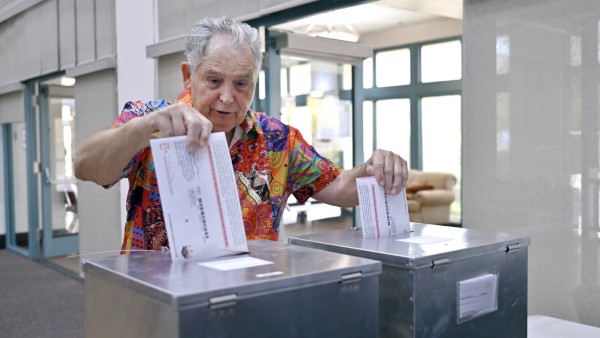 Midterms in den USA: Ein Wähler in Las Vegas gibt seine Stimmen ab