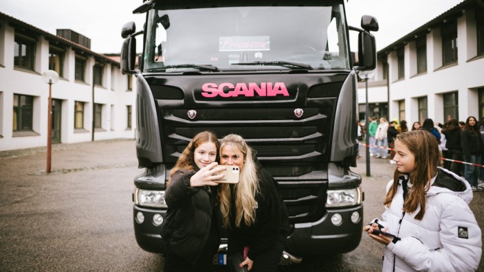 Berufswahl: Selfie mit der Instagram-Truckerin: Eine Siebtklässlerin macht ein Foto von sich und Christina Scheib.