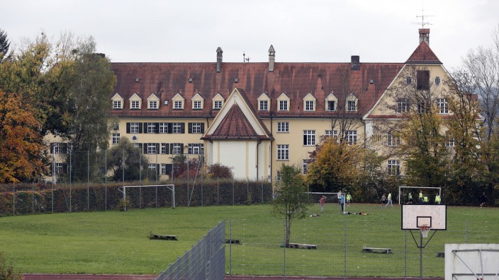 Missbrauch in der Katholischen Kirche: Das ehemalige geschlossene Heim in der Gemeinde Baiern im Landkreis Ebersberg beherbergt jetzt eine freie Privatschule.