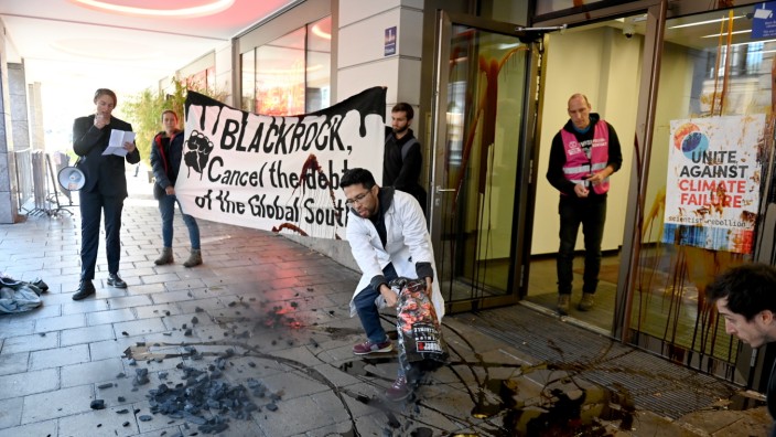 Demonstration am Lenbachplatz: Klimaaktivisten protestieren vor dem Bürogebäude der Investmentgesellschaft Blackrock gegen die Förderung fossiler Energien.