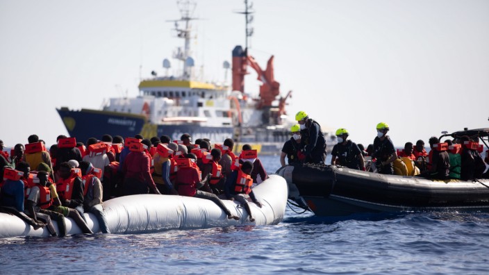 Migration: Das Seenotrettungsschiff "Humanity 1" bei einem Einsatz im Mittelmeer. Hinter dem Schiff steht der Verein SOS Humanity mit Sitz in Berlin.