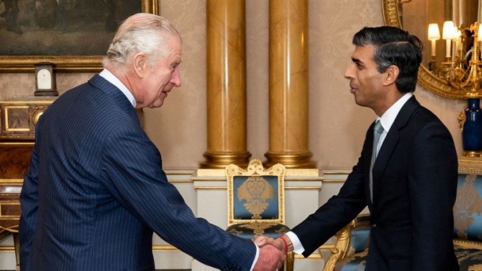 Großbritannien: Für ihn auch das erste Mal: König Charles III. ernennt Rishi Sunak im Buckingham Palace zum britischen Premierminister.