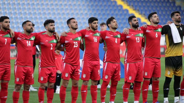 Möglicher WM-Ausschluss von Iran: Sollte die Mannschaft des Iran (hier vor einem Testspiel gegen Uruguay in Österreich) von der WM ausgeschlossen werden? Ihre kritischen Stimmen wären in Katar nicht mehr zu hören.