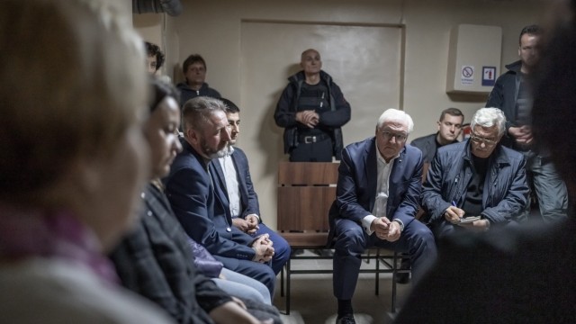 Ukraine: Frank-Walter Steinmeier in einem Luftschutzkeller in Korjukiwka.