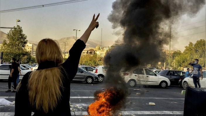Proteste in Iran: "Tod dem Diktator": In der iranischen Hauptstadt Teheran wird am 1. Oktober gegen das Regime demonstriert.
