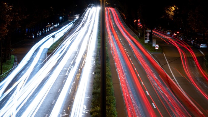 Verkehrssicherheit: Gerne mal zu schnell in beiden Richtungen: Autofahrer im Berufsverkehr auf dem Mittleren Ring