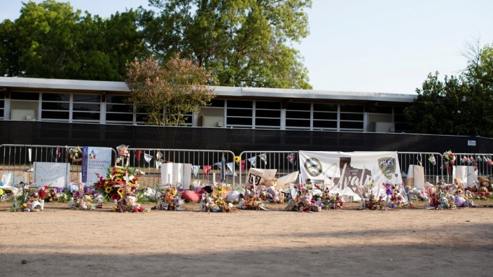 Amoklauf in Texas: Vor der Robb Elementary School in Uvalde, Texas, liegen im Juli Blumen in Gedenken an die Opfer des Amoklaufs.