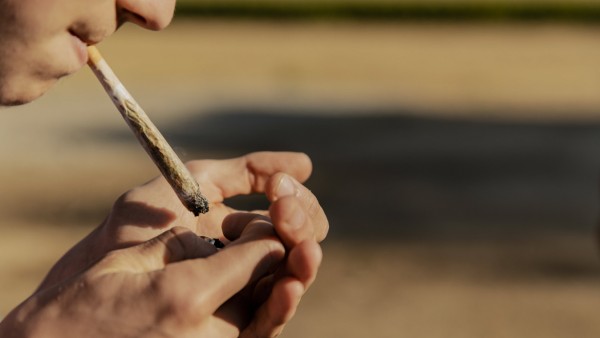 Cannabis: Ein Mann zündet sich einen Joint an