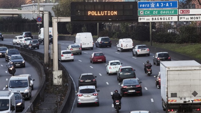 Europäische Union: Stadtautobahn in Paris: Die EU will die Grenzwerte für Feinstaub und Stickoxid verschärfen.