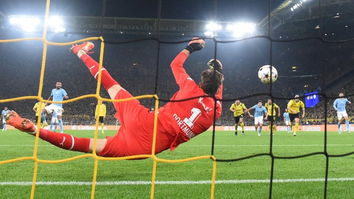 Borussia Dortmund: Schlecht platziert, gut pariert: Dortmunds Torwart hält einen Strafstoß von Riyad Mahrez