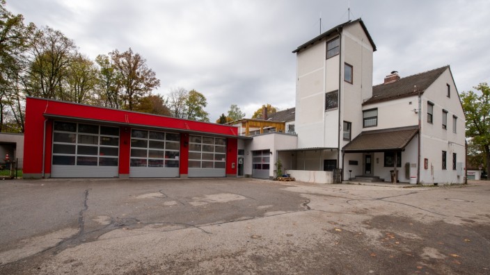 Oberschleißheim: Das Feuerwehrhaus in Oberschleißheim ist für die meisten Einsätze ungünstig gelegen.
