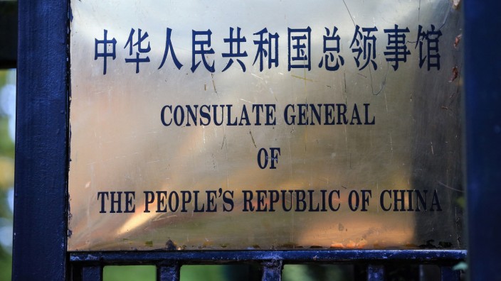 Untersuchungen in den Niederlanden: Das Eingangsschild des chinesischen Konsulats in Manchester - eine offizielle und bekannte Adresse. Medienberichten zufolge soll es aber in mehreren europäischen Ländern zusätzlich sogenannte chinesische Polizeistationen geben, die nicht registriert sind.