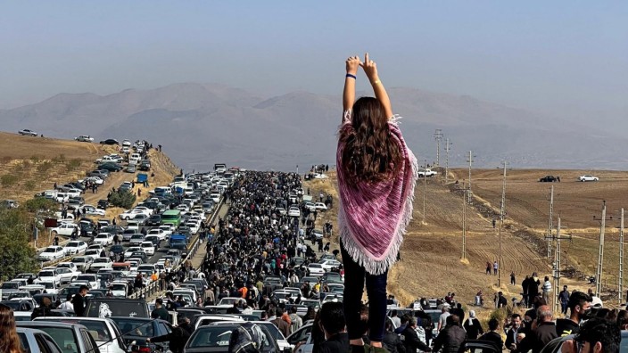 Proteste in Iran: "Eine Gesellschaft, die sich wehrt": Twitter-Foto der Gegend um Saqez, der Heimatstadt von Jina Mahsa Amini. Am 40. Tag nach ihrem Tod versammelten sich Menschen zu Gedenkzügen.