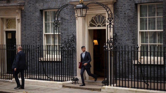 Amtssitz des britischen Premiers: Diese Tür dürfte die meistfotografierte im Land sein: In Hausnummer 10 Downing Street zieht Premierminister Rishi Sunak jetzt mit seiner Familie ein.