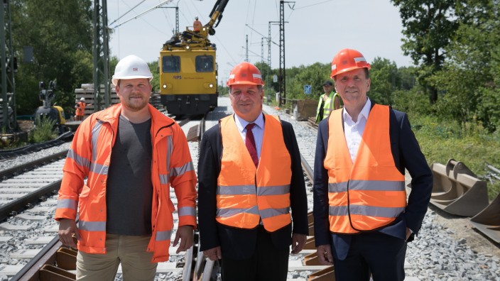 CSU: Im klassischen Außeneinsatz: Verkehrsminister Christian Bernreiter (Mitte) mit zwei Vertretern der Bahn bei der Besichtigung einer Baustelle.