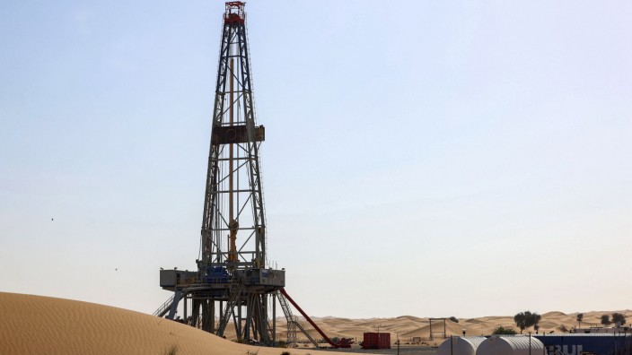 Ölpreis: Ölfeld in der Wüste des Emirats Dubai. Das Kartell Opec+ will die Ölproduktion von nächster Woche an drosseln.