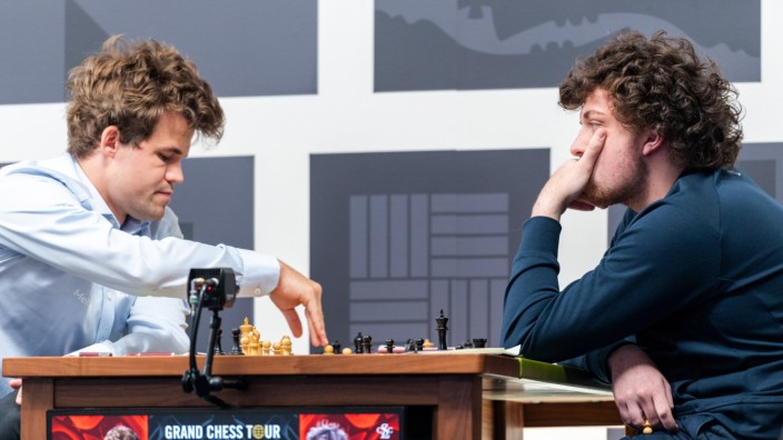Schach-Fehde Carlsen vs Niemann: Das Duell, das alles auslöste: Weltmeister Magnus Carlsen (links) aus Norwegen und der US-Amerikaner Hans Niemann in der dritten Runde des Sinquefield Cups Anfang September.