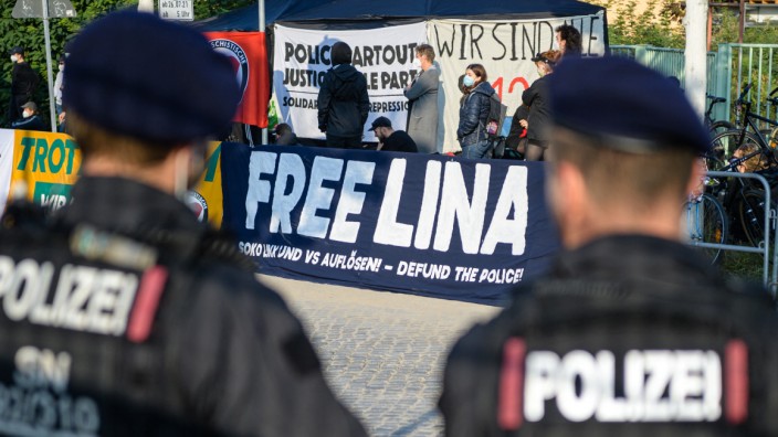 Linksextremisten-Prozess: Sympathisanten der Angeklagten demonstrieren im September vor dem Oberlandesgericht Dresden.