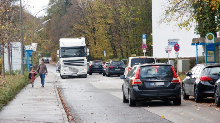 Starnberg: In der Starnberger Oßwaldstraße wird es regelmäßig eng, wenn sich zwei größere Fahrzeuge begegnen: Es herrscht viel Verkehr vor dem Klinikum, und kostenfreie Parkplätze sind Mangelware. Rückt im Notfall die Feuerwehr an, geht gar nichts mehr.