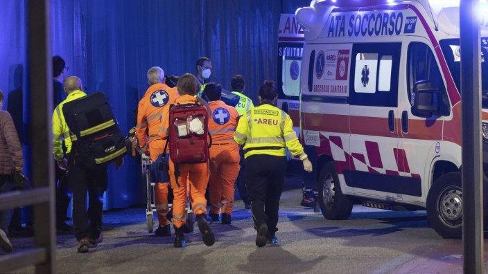 Mailand: Rettungskräfte transportieren eine verletzte Person in einen Rettungswagen.